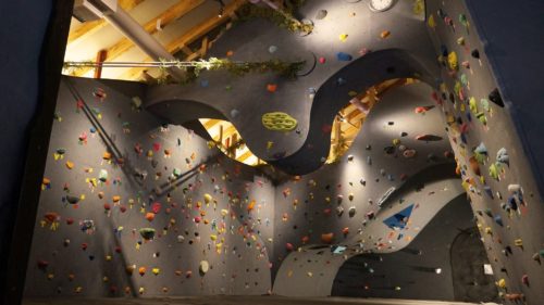 長野県のクライミング施設「小布施オープンオアシス」